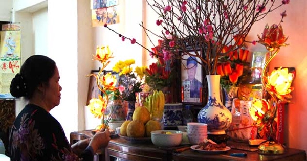 How do Vietnamese families decorate ancestral altar during Tet?